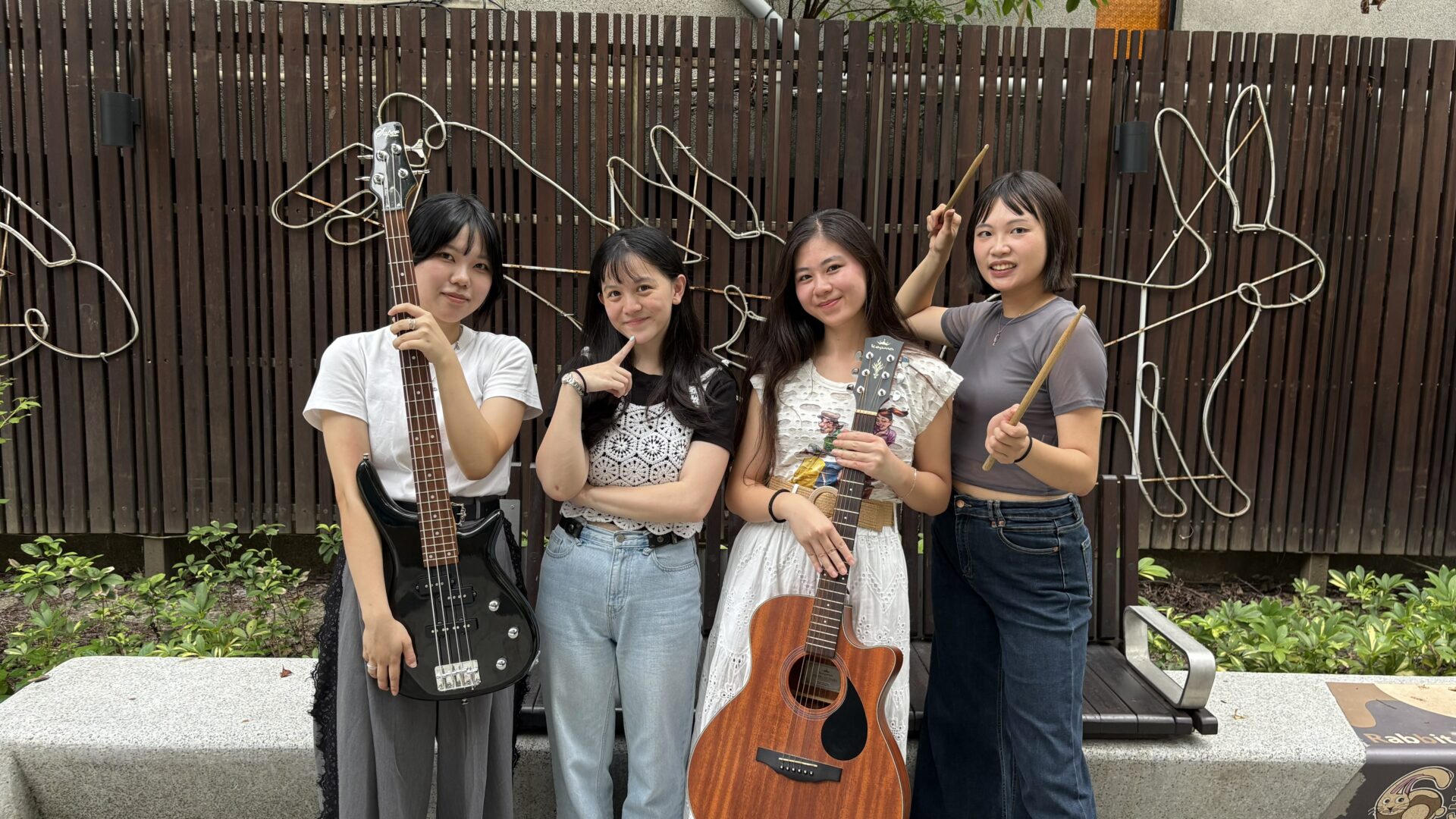 女子樂團四位成員合照